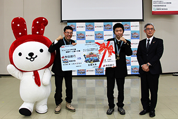 【秋田銀行　芦田専務より優勝チーム「秋田高校ジャグリング同好会」へ金メダルと全国大会への切符を贈呈】