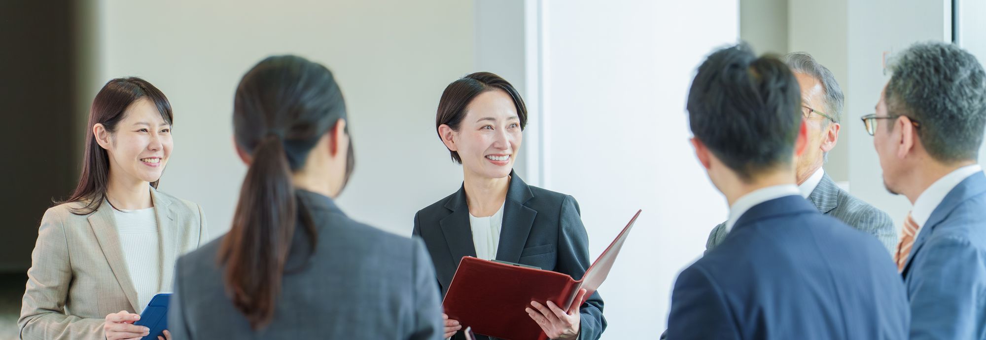 秋田銀行の行員と起業家が打ち合わせをしている様子
